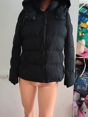Mid-weight puffer jacket horizontal quilting and a hooded design.